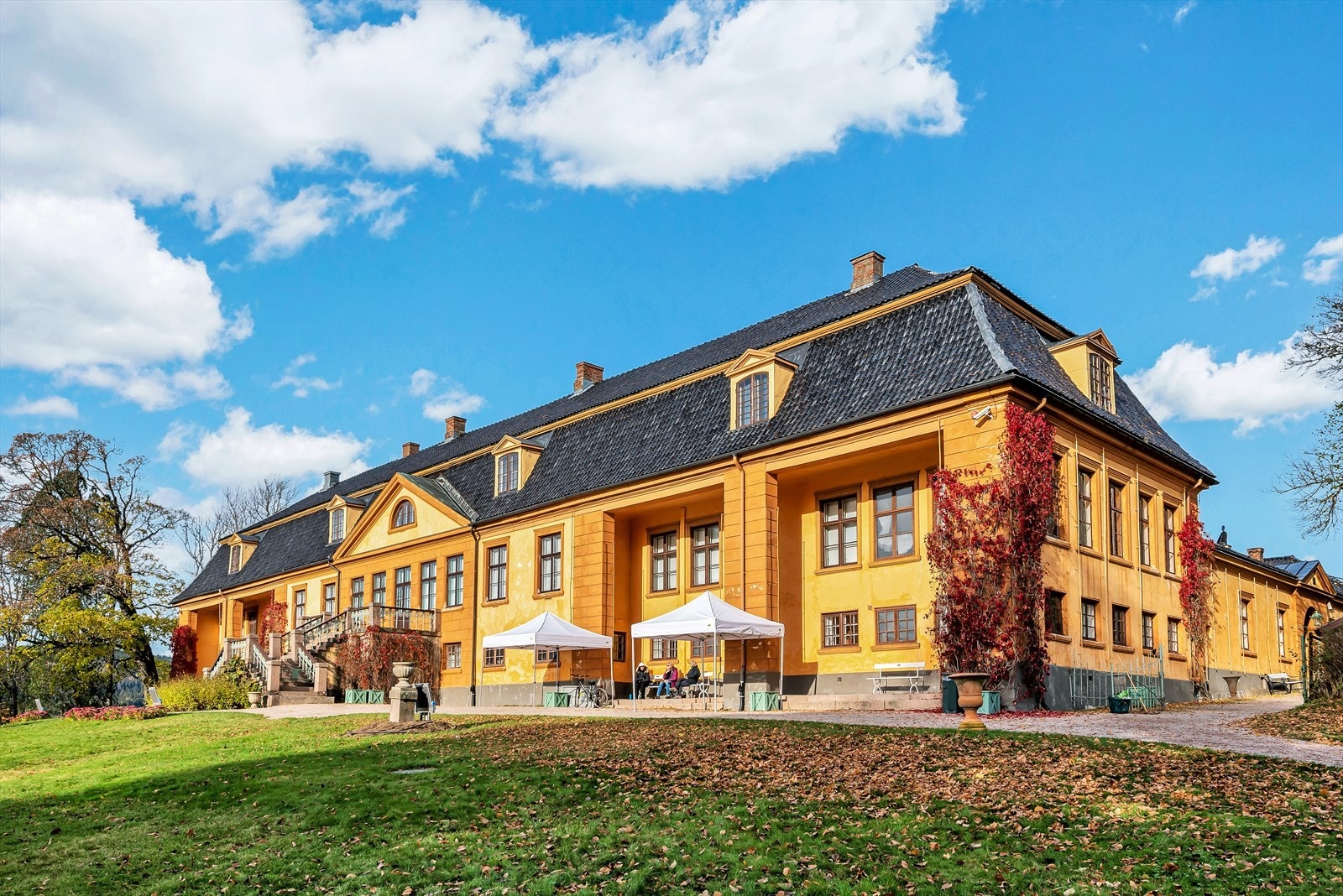 Bogstad Gård er en herregård fra 1700-tallet med autentisk interiør og en flott parklandskap. Her kan du oppleve aktiviteter for hele familien, museum, kafé, butikk og selskapslokaler. Galleribilde