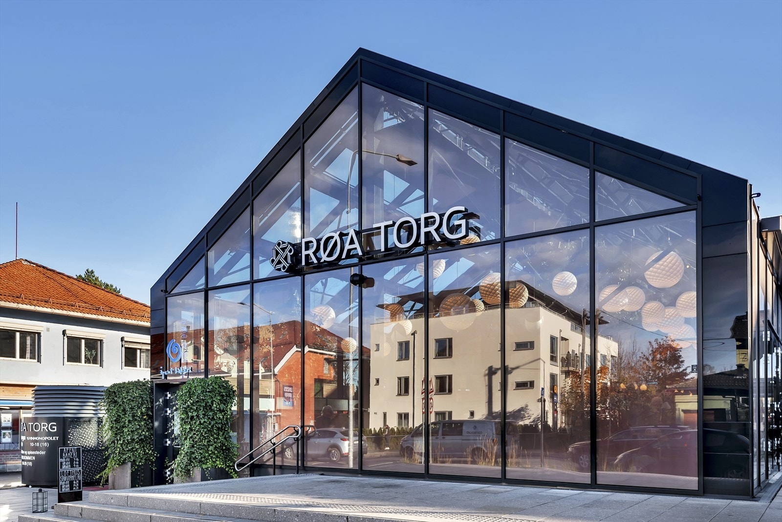 Det er gangavstand til Røa Torg hvor du finner alt av fasiliteter som dagligvare, resultanter, kafeer, bibliotek, vinmonopol og SATS. Galleribilde