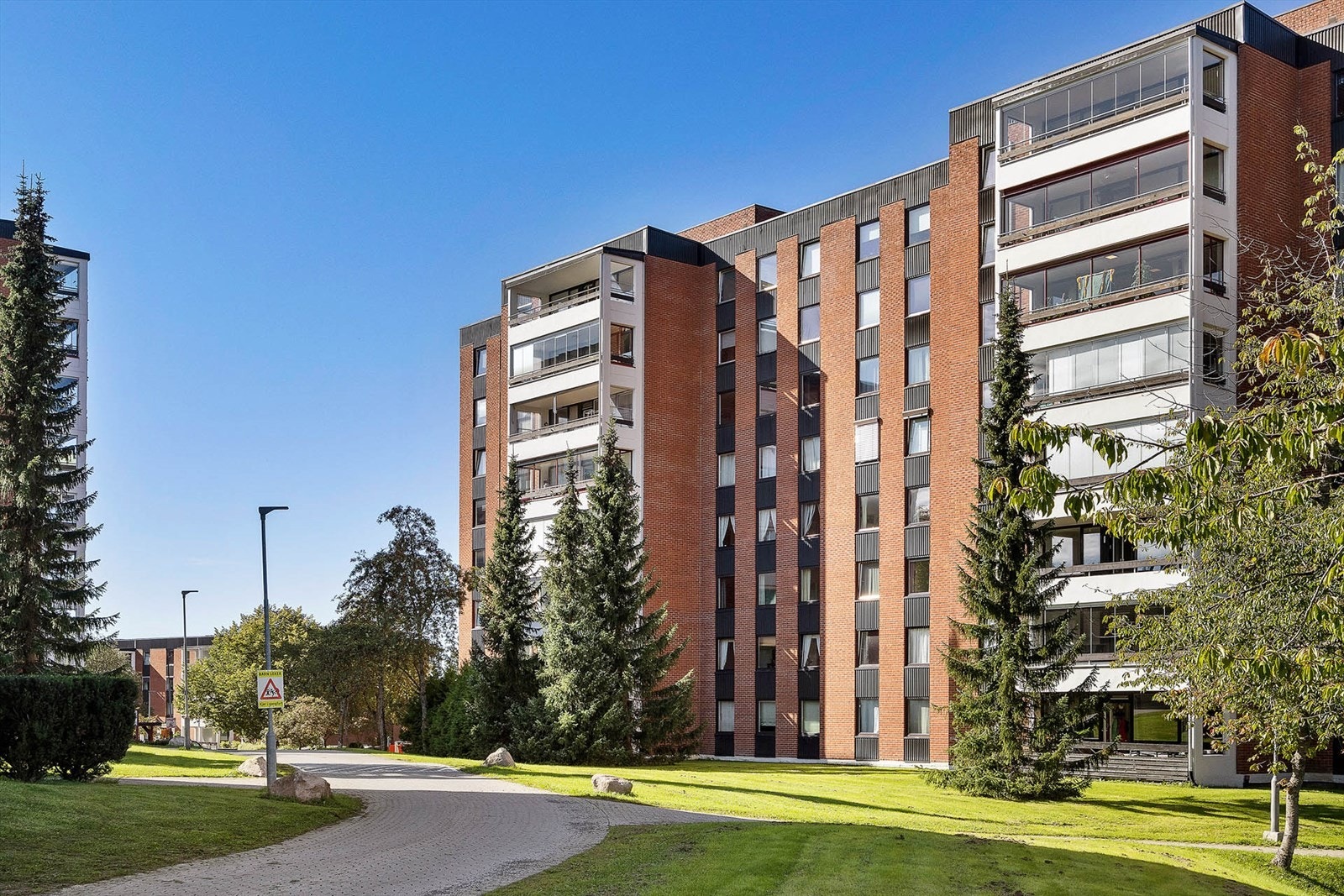 Orebakken Borettslag består av 430 andelsleiligheter. Borettslaget har også tre utleierom og ett selskapslokale som kan leies av beboerne. Galleribilde