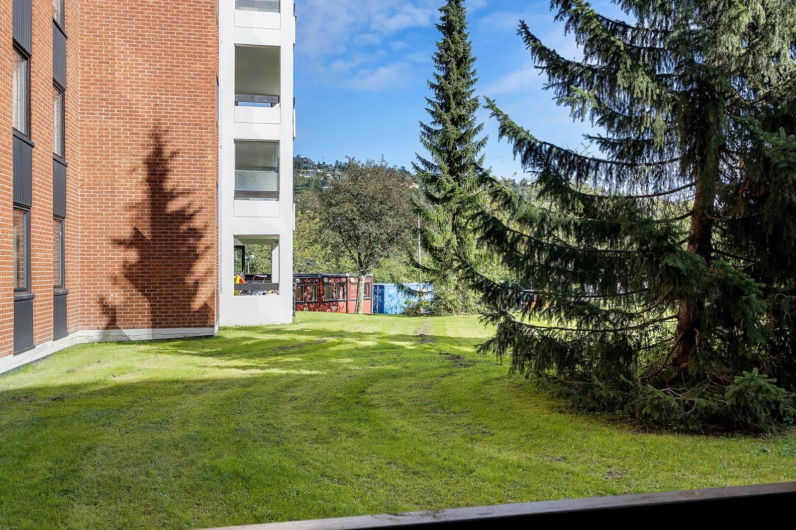 Leiligheten vender ut mot rolige fellesområder Galleribilde