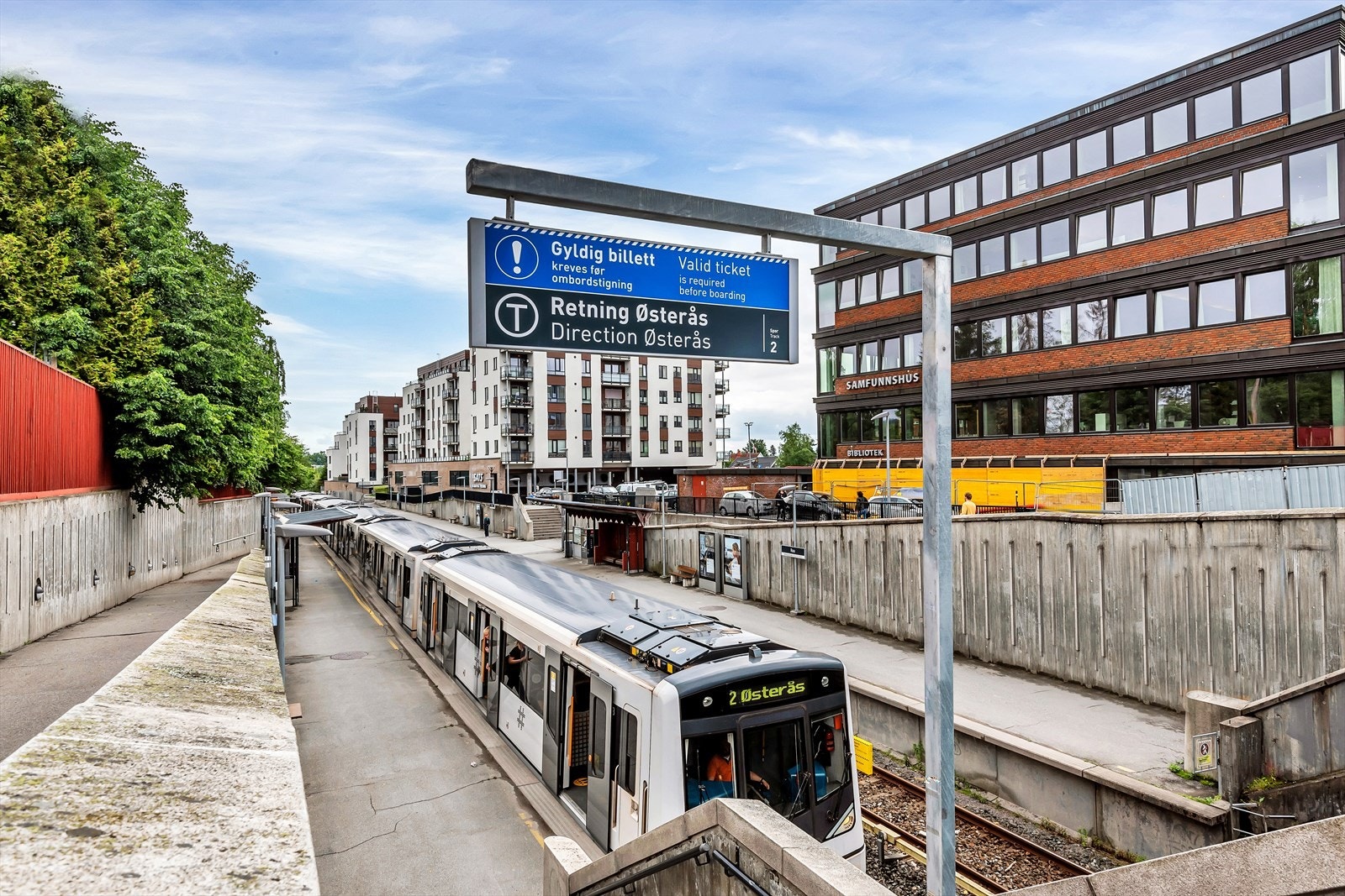 Kort vei til kollektivtransport med bussforbindelser og t-bane Galleribilde