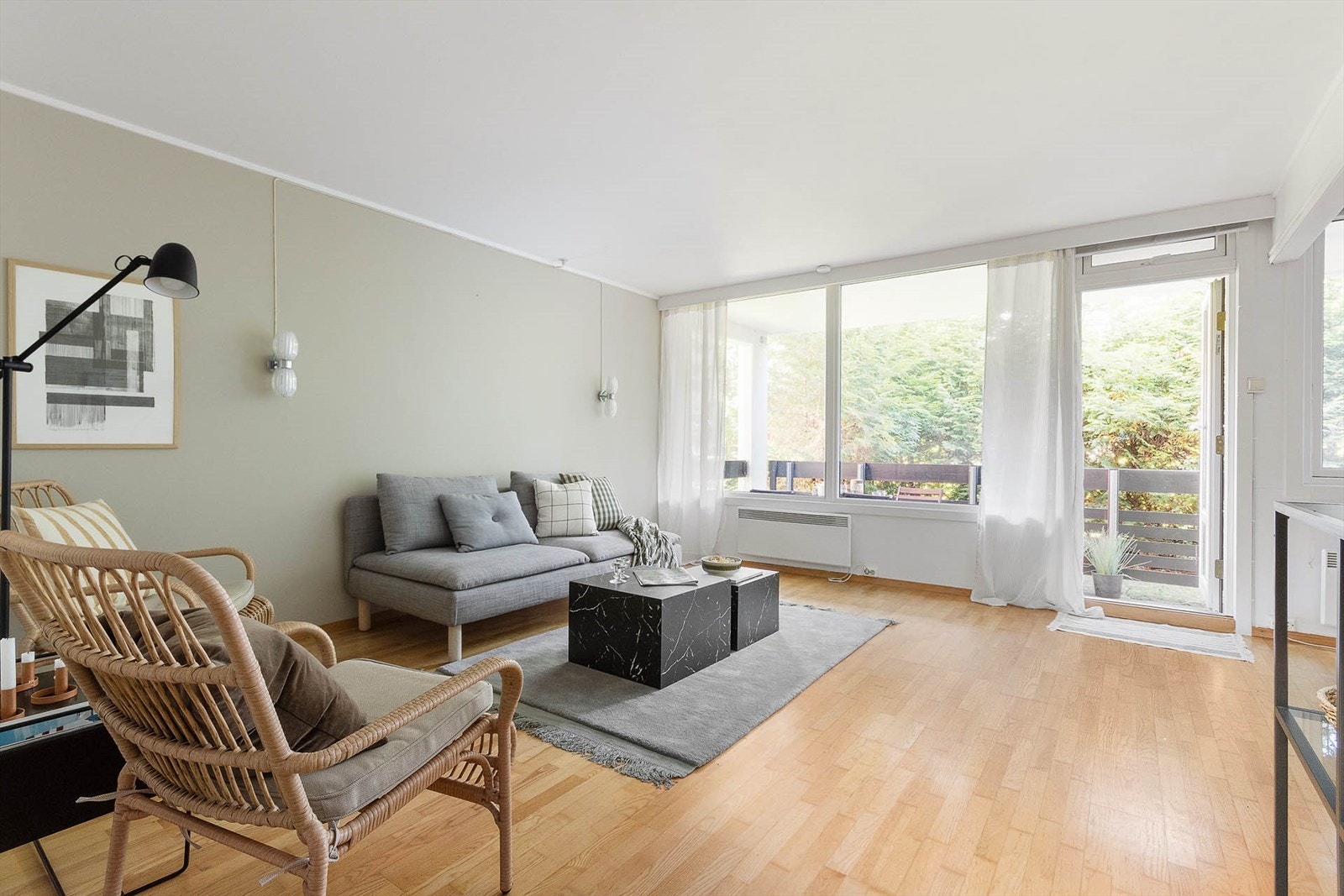 Lys og hyggelig stue med store vindusflater. Galleribilde