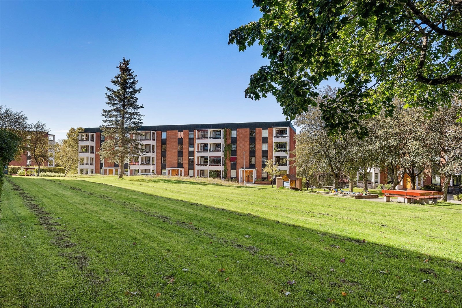 Leiligheten disponerer også en parkeringsplass i felles garasje Galleribilde