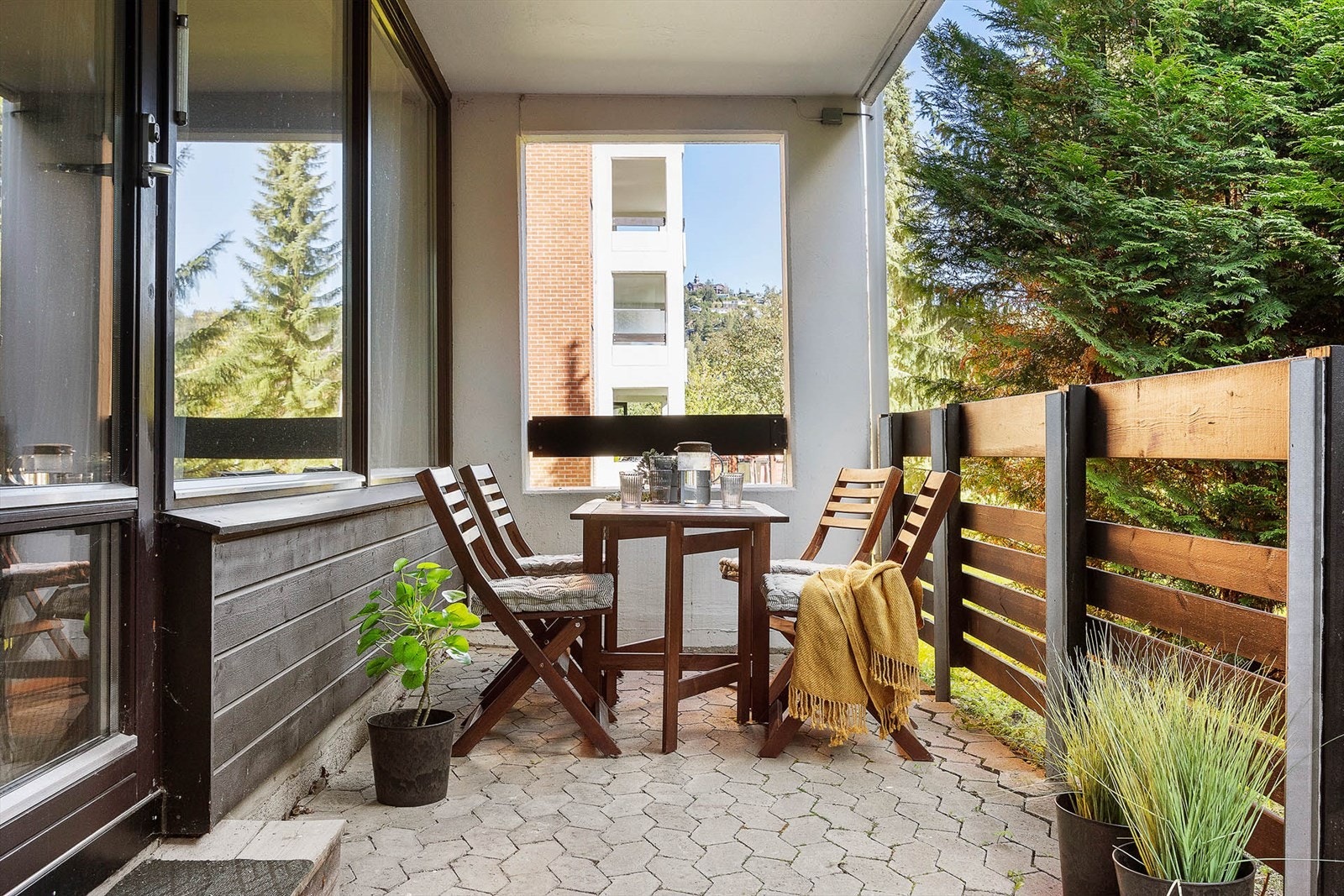 En lys og hyggelig 2-roms med terrasse og garasjeplass i populære Orebakken borettslag Galleribilde