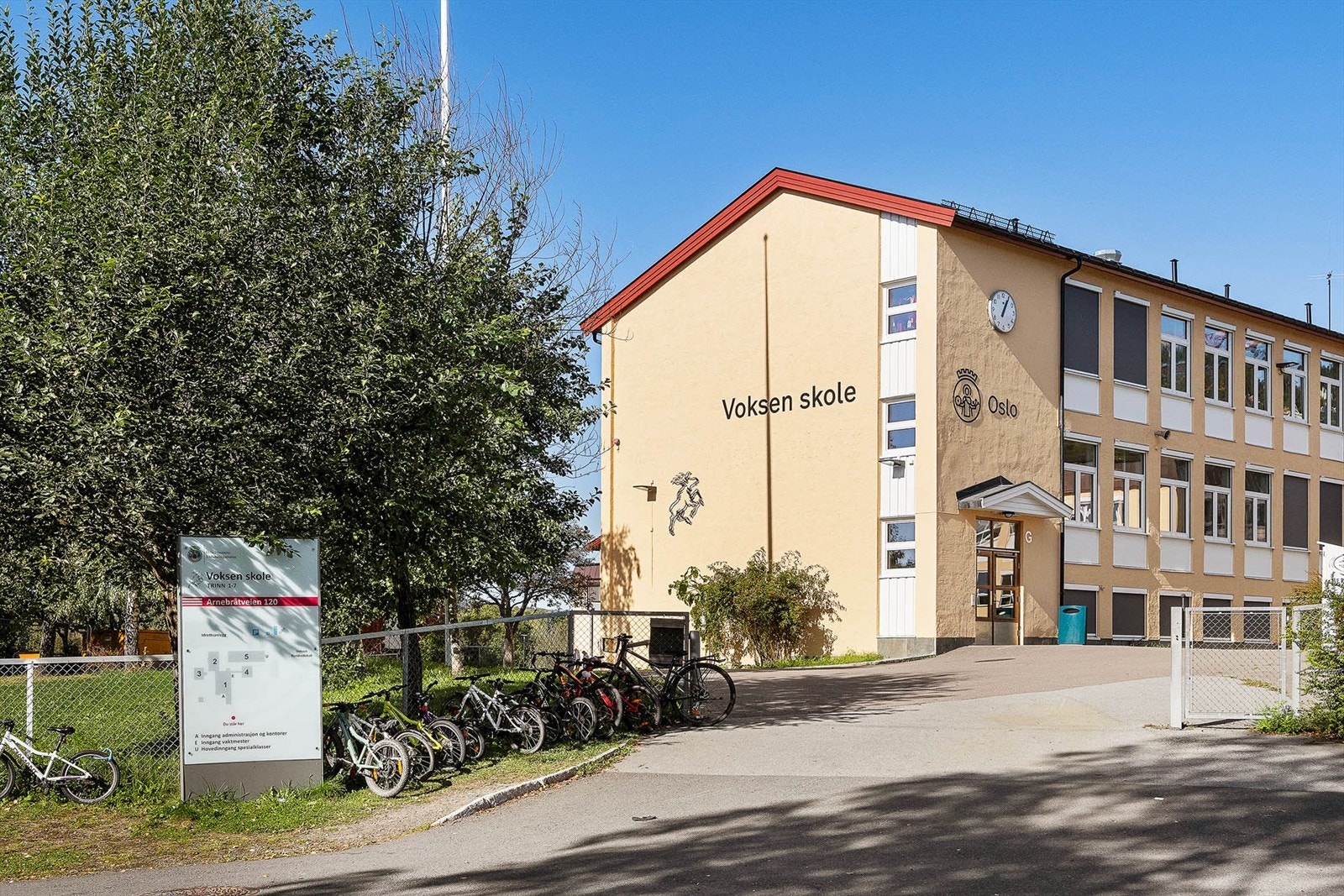 Det er kort vei til skoler i alle trinn, Voksen og Huseby barneskole, Hovseter ungdomsskole og Persbråten videregående skole. Galleribilde
