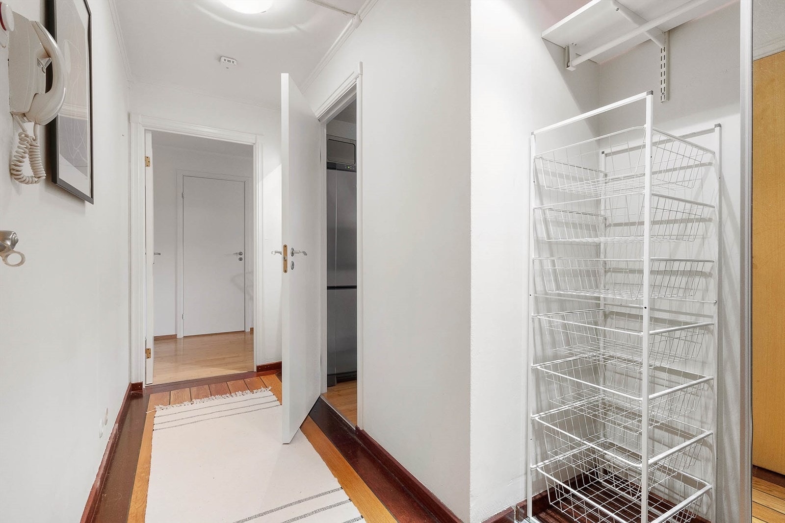 Romslig entré med god plass til å henge fra seg i medfølgende skyvedørsgarderobe. Galleribilde