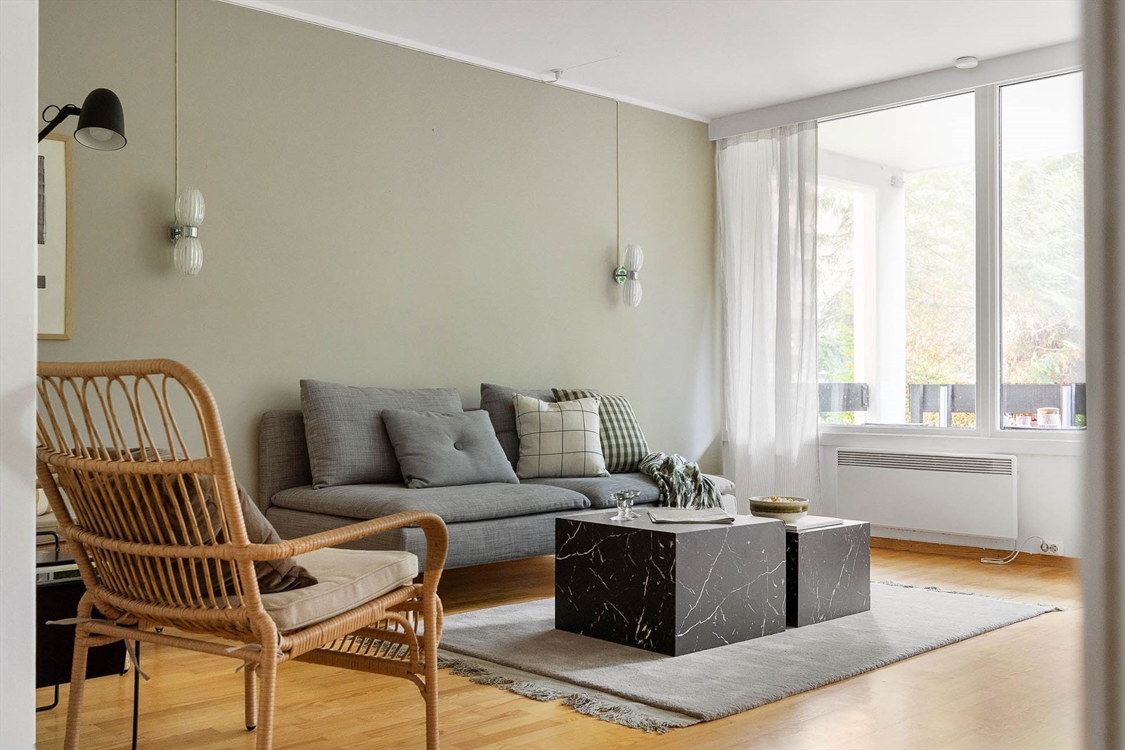 Stuen har en romslig planløsning med god plass til sofa, spisebord og annet ønsket møblement Galleribilde