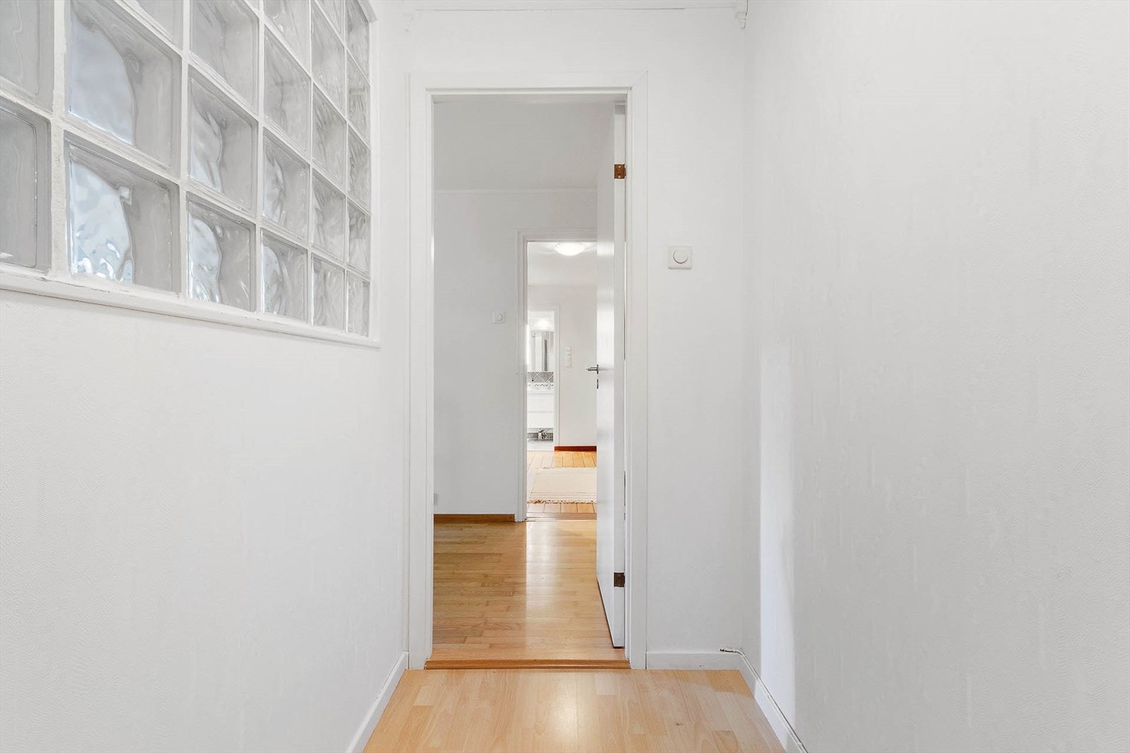 Smart innvendig bod som gir rikelig med oppbevaringsmuligheter Galleribilde