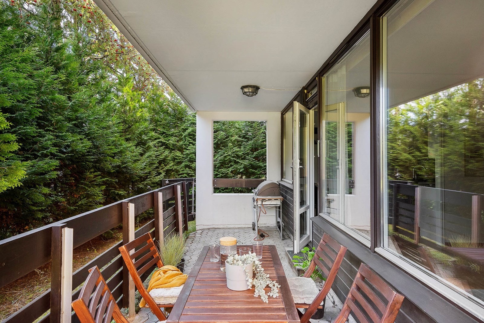 Fra stuen er det utgang til markterrasse på 12 m². Hekken vil bli fjernet før visning. Galleribilde