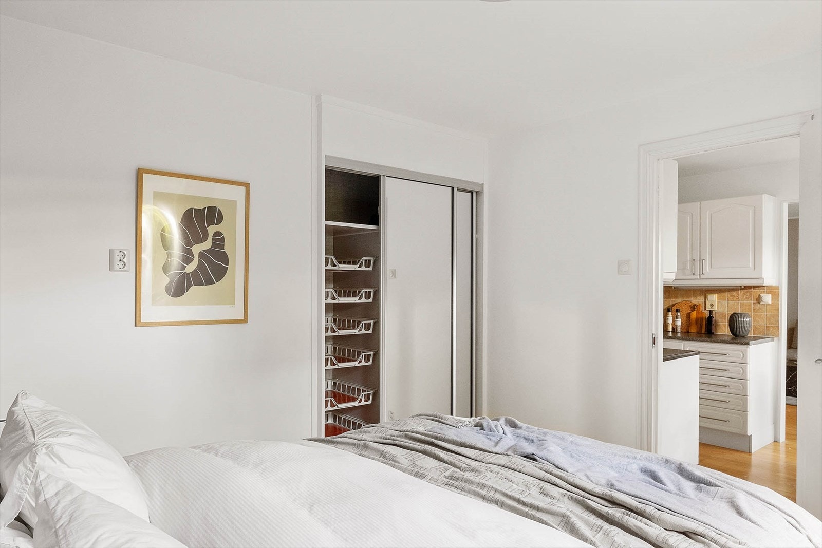 Det er godt med skapplass i medfølgende skyvedørsgarderobe Galleribilde