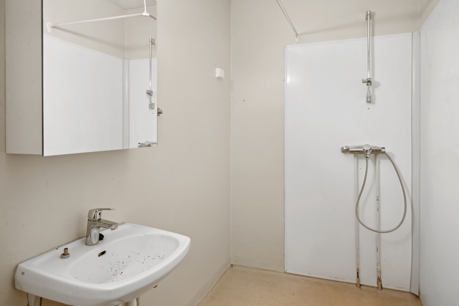 Rommet er i dag enkelt innredet, og har plass med opplegg til vaskemaskin. Galleribilde