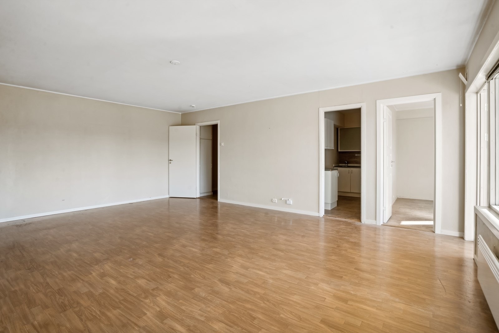 Stuen nyter godt av store vindusflater som gir godt med naturlig lys inn. Galleribilde