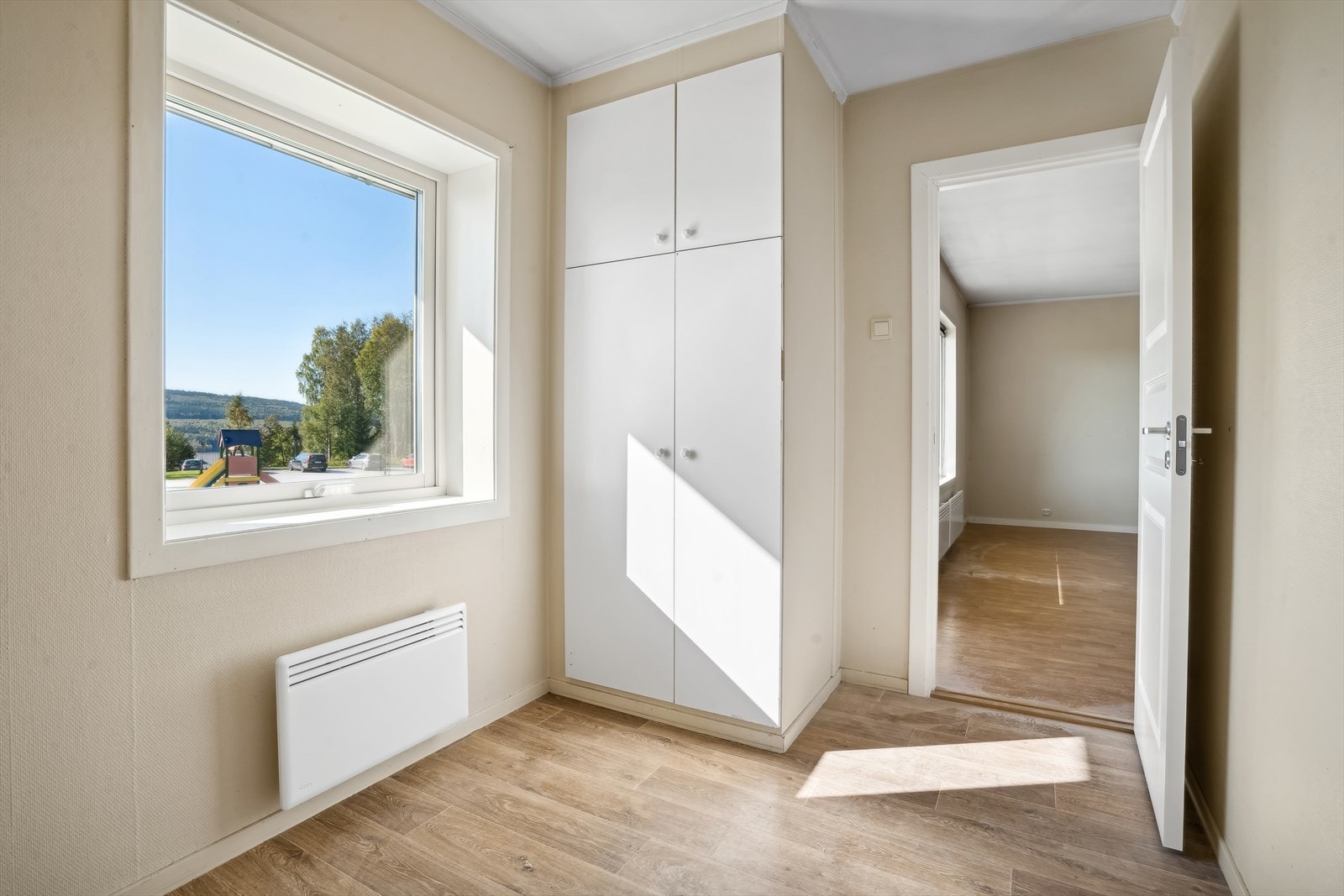 Soverommet har plassbygget garderobeskap. Galleribilde