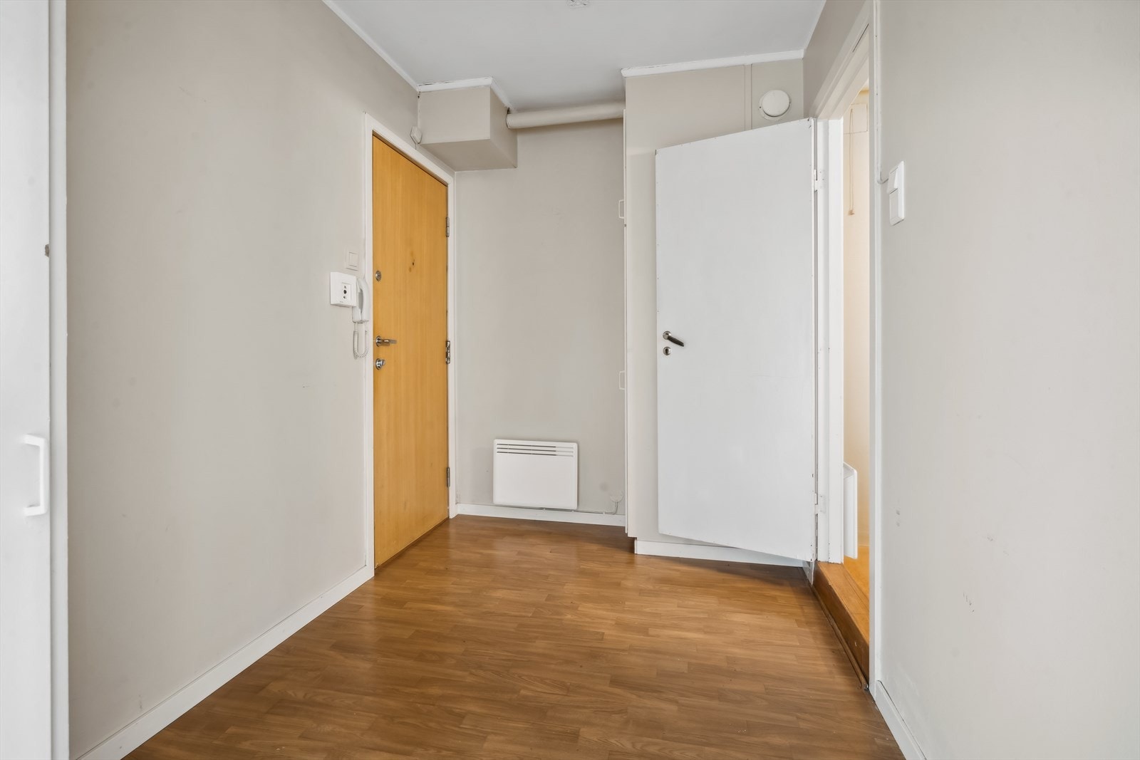 I entreen er det plass til å sette skoene og henge yttertøyet. Galleribilde