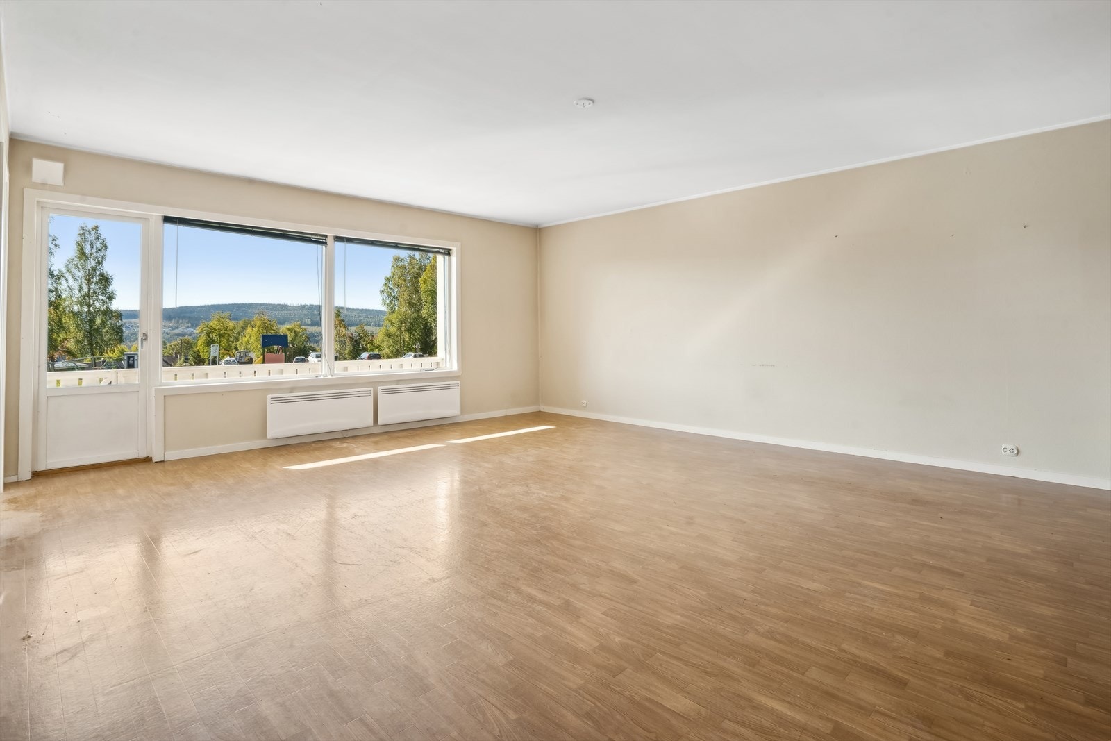 Stuen har plass til både salong og spisebord. Galleribilde