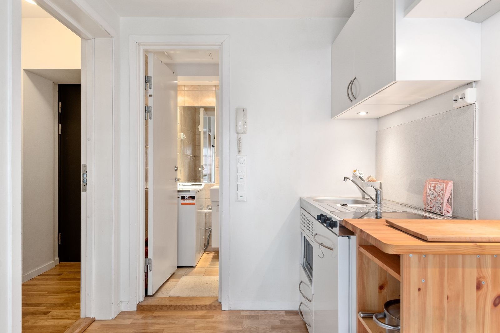 Hybelleiligheten består av kjøkken/soverom og baderom. Galleribilde