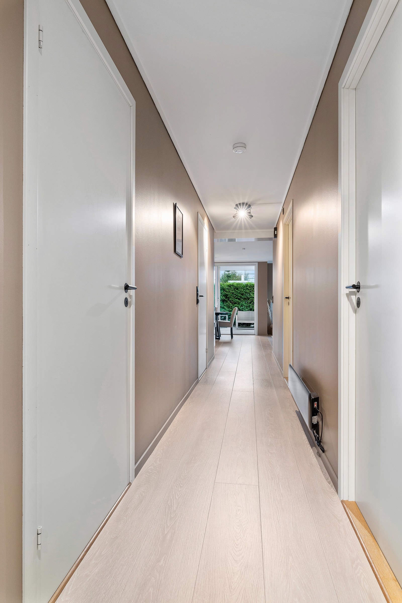 Gangen leder deg til henholdsvis bod og bad på venstresiden og de to soverommene på høyresiden. Rett frem finner du stuen og kjøkkenet i åpen løsning. Galleribilde