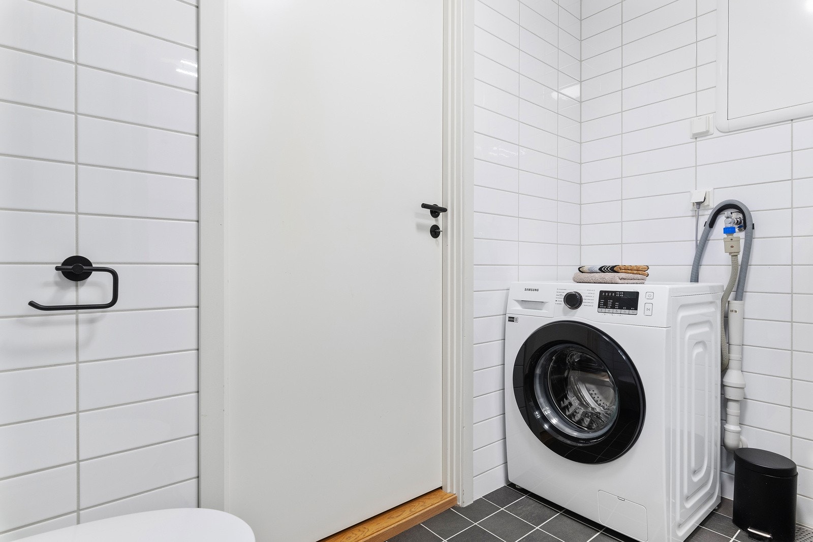 Badet er helfliset med varmekabler i gulvet. Nåværende eier har i k k e sett behov for å benytte disse da rommet er svært godt og varmt. Galleribilde