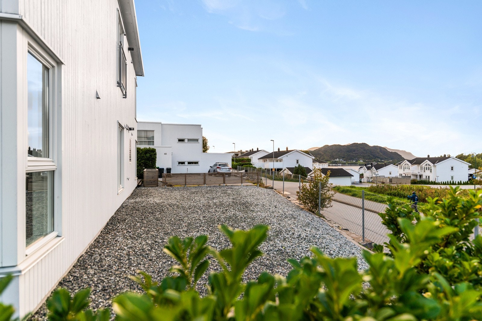 Her er det ingen gjennomgangstrafikk og du er selv sjef over området som sirkler seg rundt leiligheten. Galleribilde