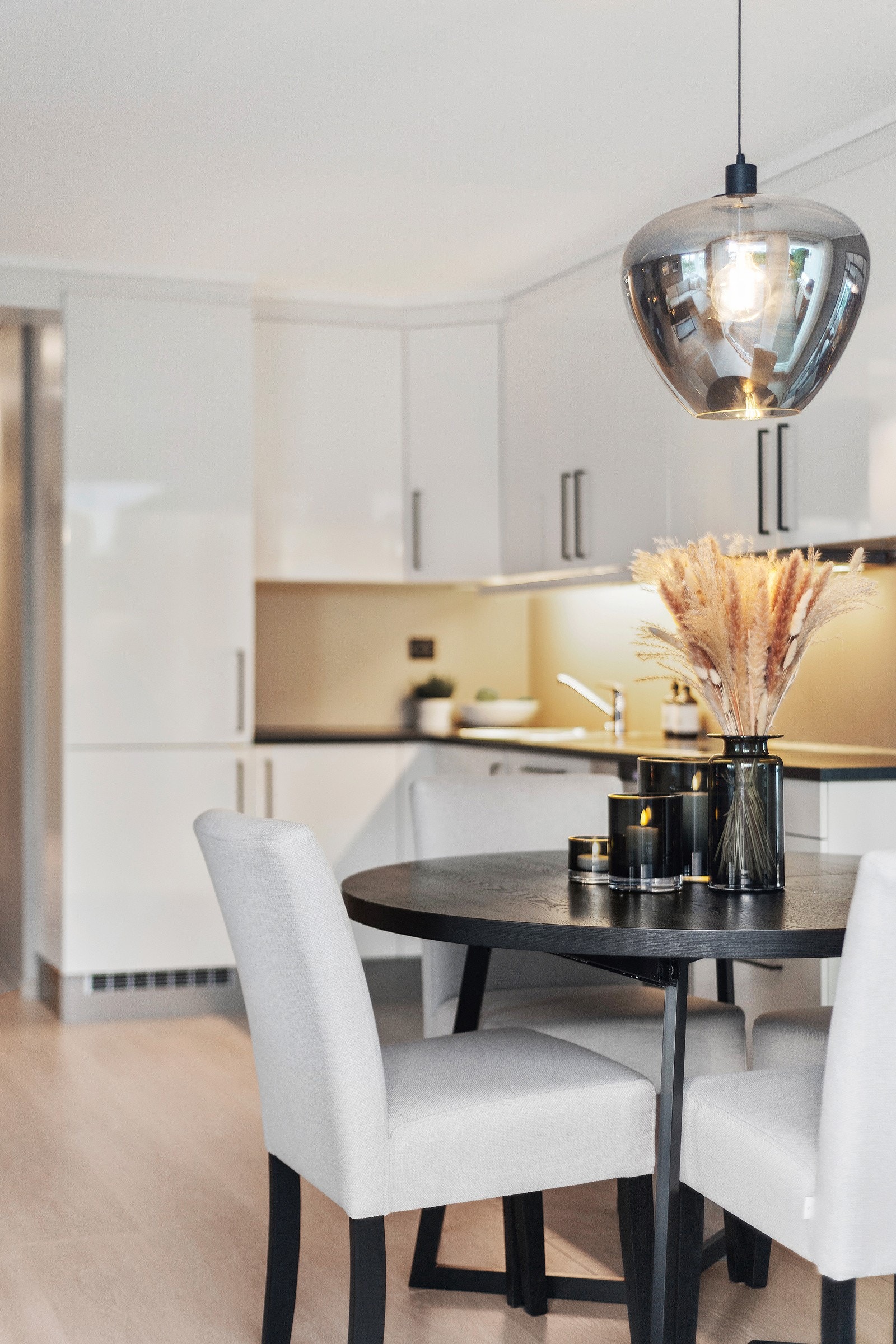 Det er godt med plass til et rundt inkluderende spisebord mellom stuen og kjøkkenet. Galleribilde