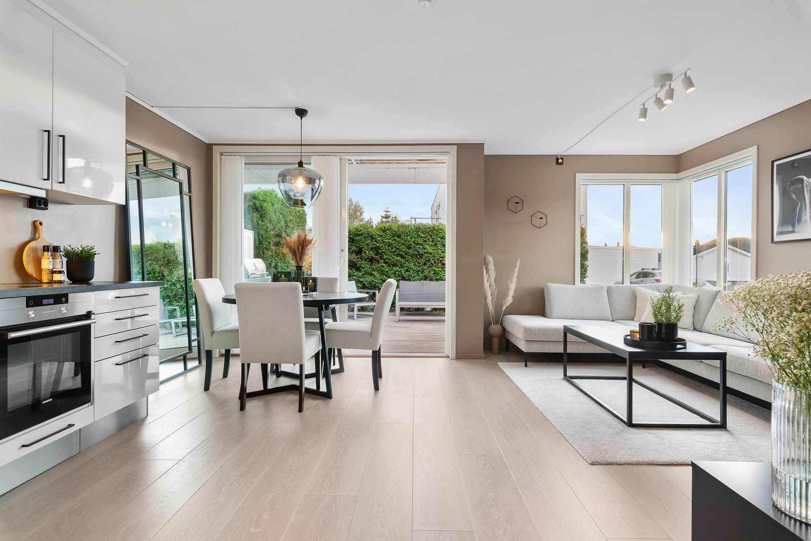 Det er store vindusflater og dermed forsterkes det lyse preget som skapes av innrednings- og materialvalg. Galleribilde