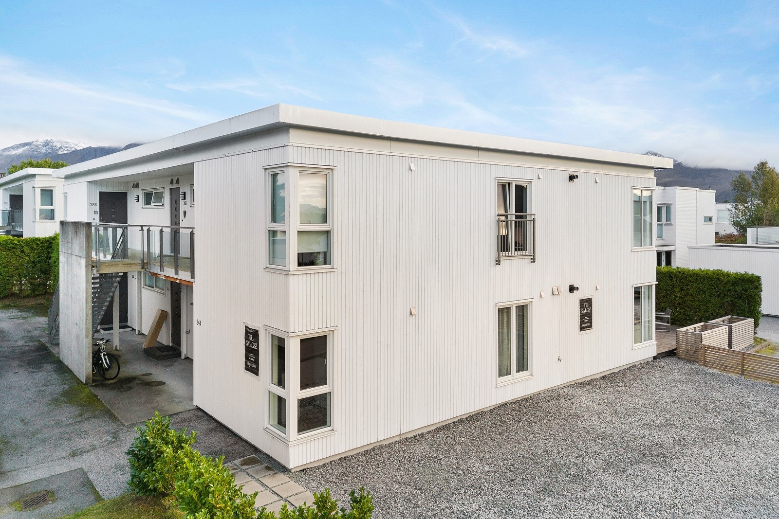 Området er p.t. gruslagt, men det er muligheter for å lage seg en enda større terrasse om man trenger mer enn de 32 kvm som allerede er. Galleribilde