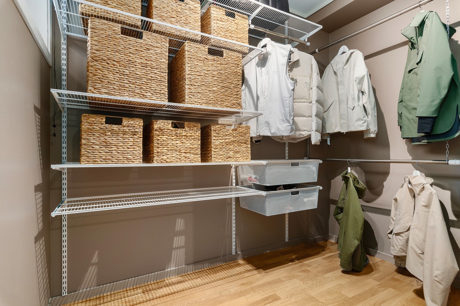 Inneboden er innredet med Elfa-hyllesystem. Galleribilde