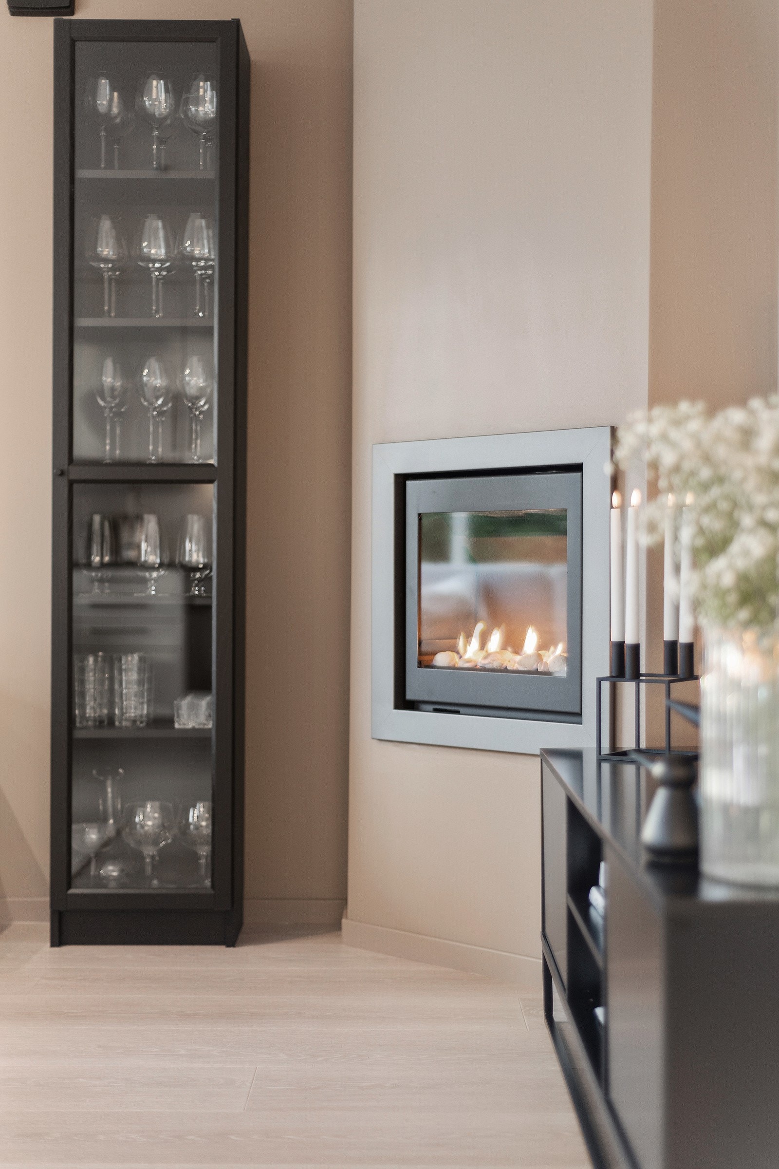 Leiligheten har gasspeis med egen måler. Denne gir stabil varme i leiligheten. Galleribilde