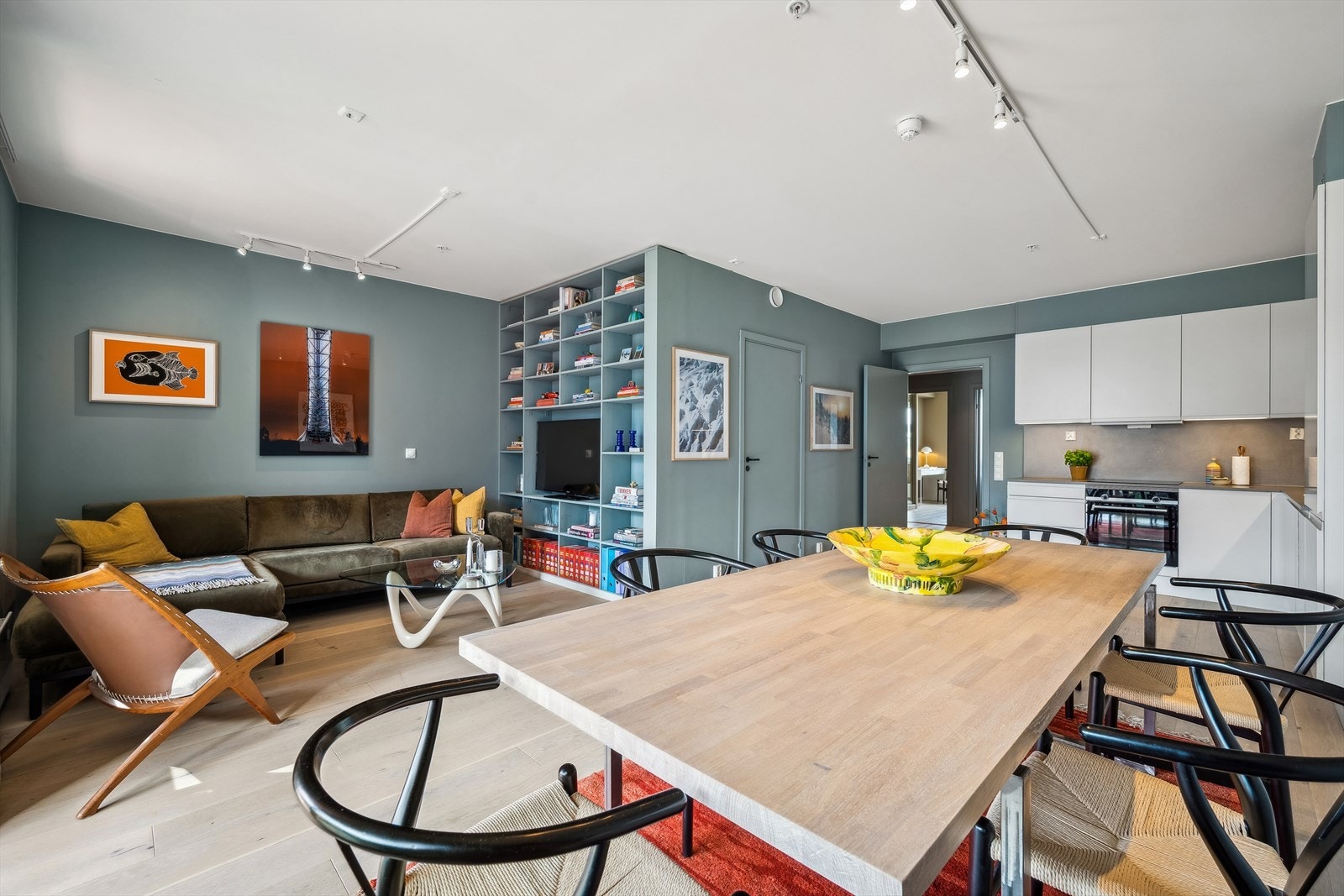 Den praktiske planløsningen gjør at stue, spiseplass og kjøkken får egne soner. Samtidig er det en luftig åpenhet mellom disse sonene som gjør at de smelter sammen til et stort trivelig oppholdsrom. Galleribilde