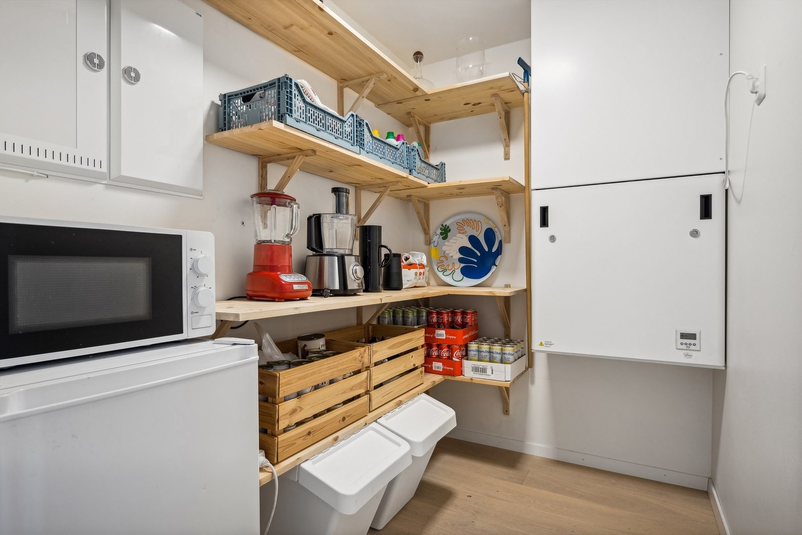 Meget praktisk intern bod på ca. 4 kvm. Boden er innredet hyller som brukes til oppbevaring. Galleribilde