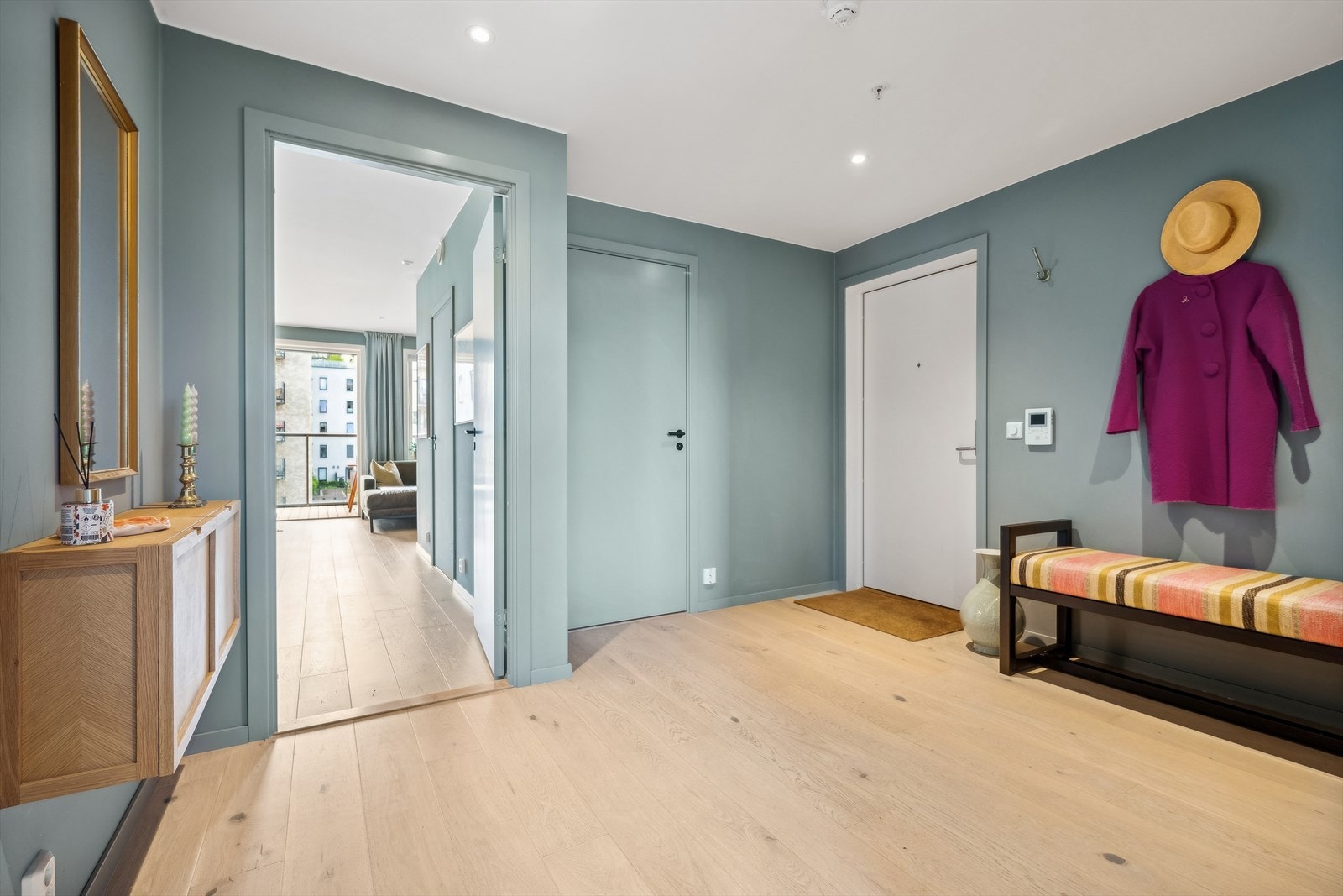 Innbydende entré med god plass til å henge fra seg yttertøy og sette fra seg sko. Her er det lyse overflater som gjør det enkelt å innrede. Galleribilde