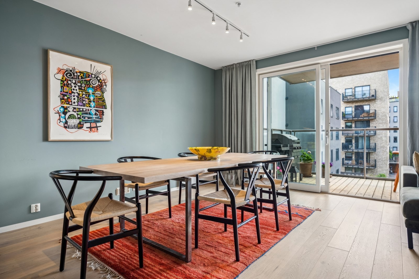 Store vindusflater gir spiseplassen en god romfølelse. Utgang til en herlig nordvestvendt balkong som vender mot hyggelig fellesareal. Galleribilde