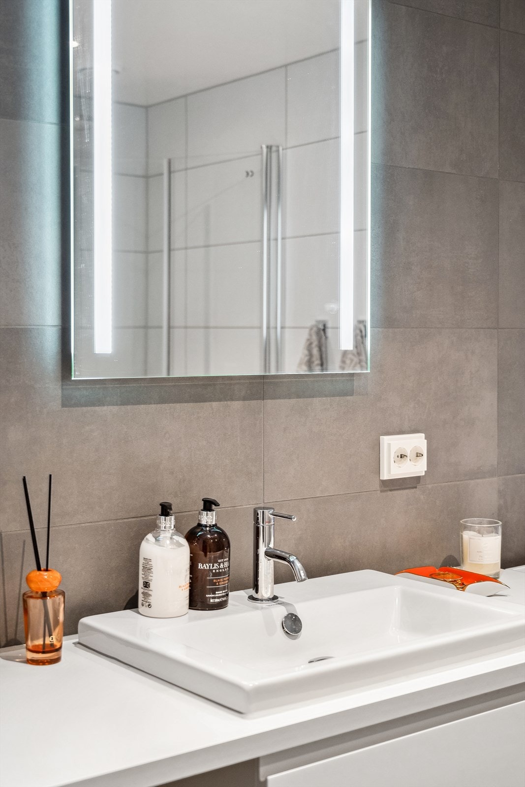 Baderommet er videre utstyrt med vannbåren gulvvarme og opplegg for vaskemaskin. Galleribilde