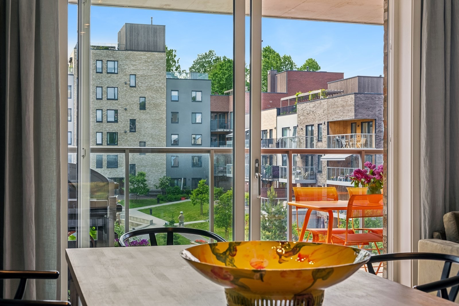 Velkommen inn til Kjelsåsveien 164C! En lekker 3(4)-roms leilighet med god intern beliggenhet! Boligen har flere gode kvaliteter som gjør den ekstra innbydende! Galleribilde