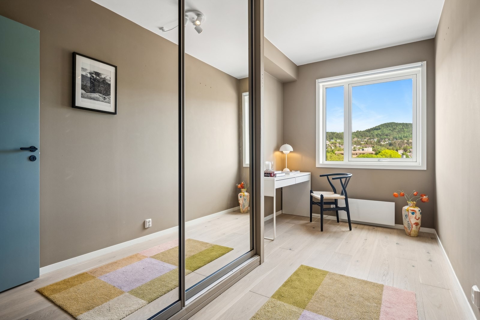 Boligens andre soverom er også av god størrelse, og er innredet med skyvedørsgarderobe med speilfronter. Passer perfekt som barnerom, gjesterom eller kontor. Galleribilde