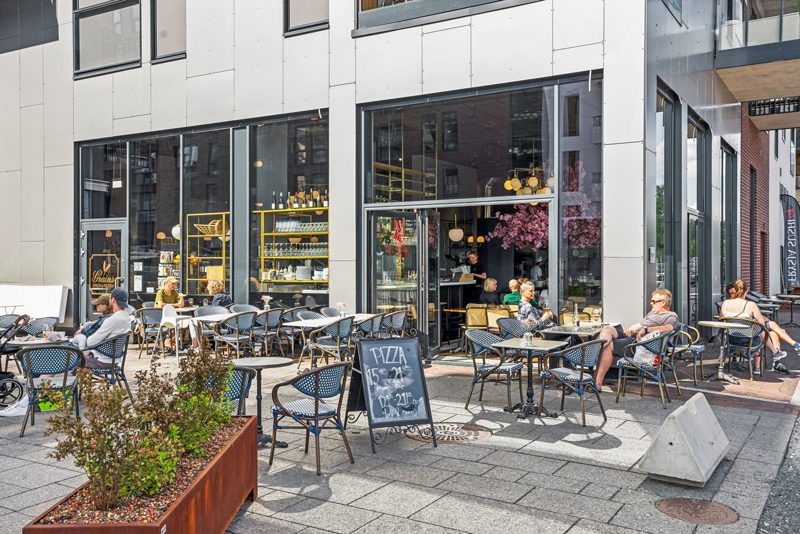 Grains bakeri er fransk håndverksbakeri, konditori & brasseri. Egen bakst. Egne kaker. Eget øl. Egen stemning. På Frysja har de også restaurant der de lager pizza! Galleribilde