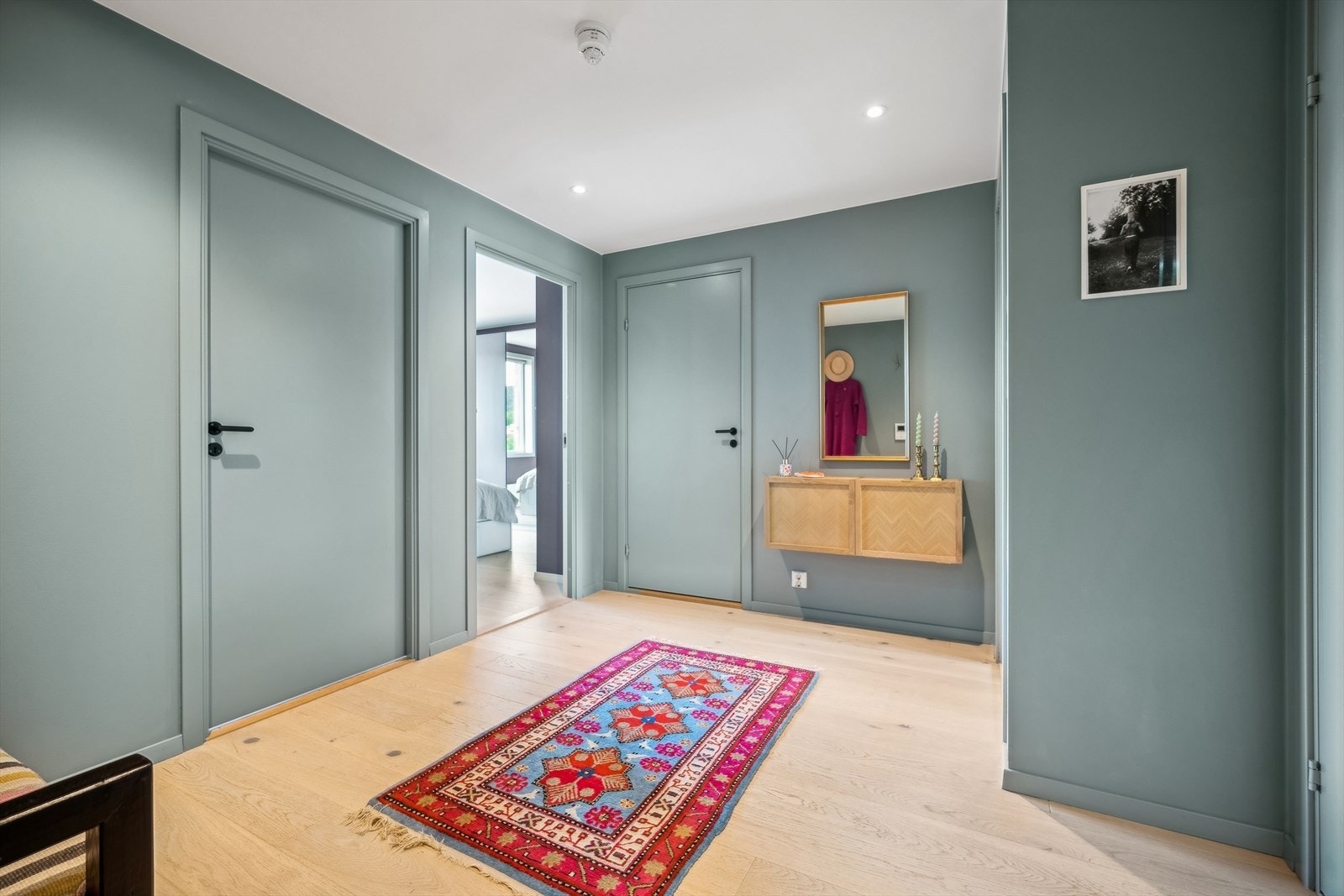 Entréen er romslig, og har god plass til garderobeløsning ved ønske om mer oppbevaring. Galleribilde