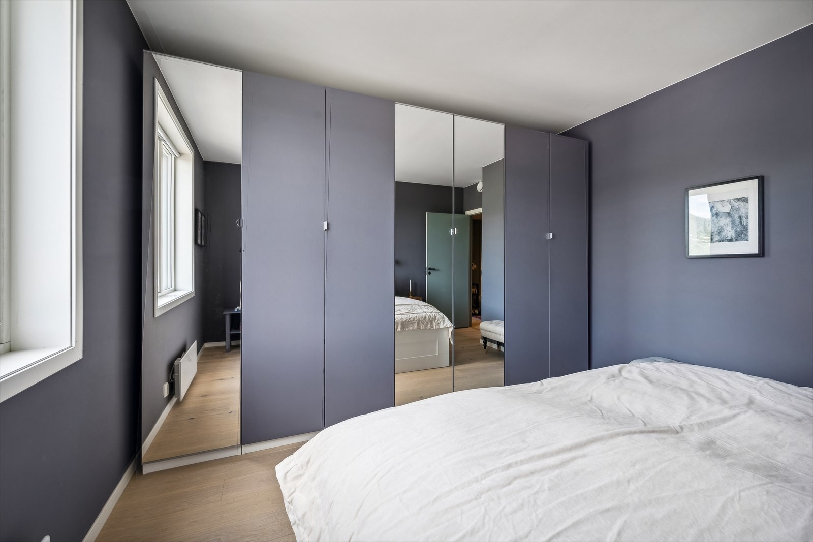 Øvrig innredning består av garderobeløsning med speilfronter som byr på rikelig med oppbevaringsplass (Garderobeskap medfølger ikke). Galleribilde