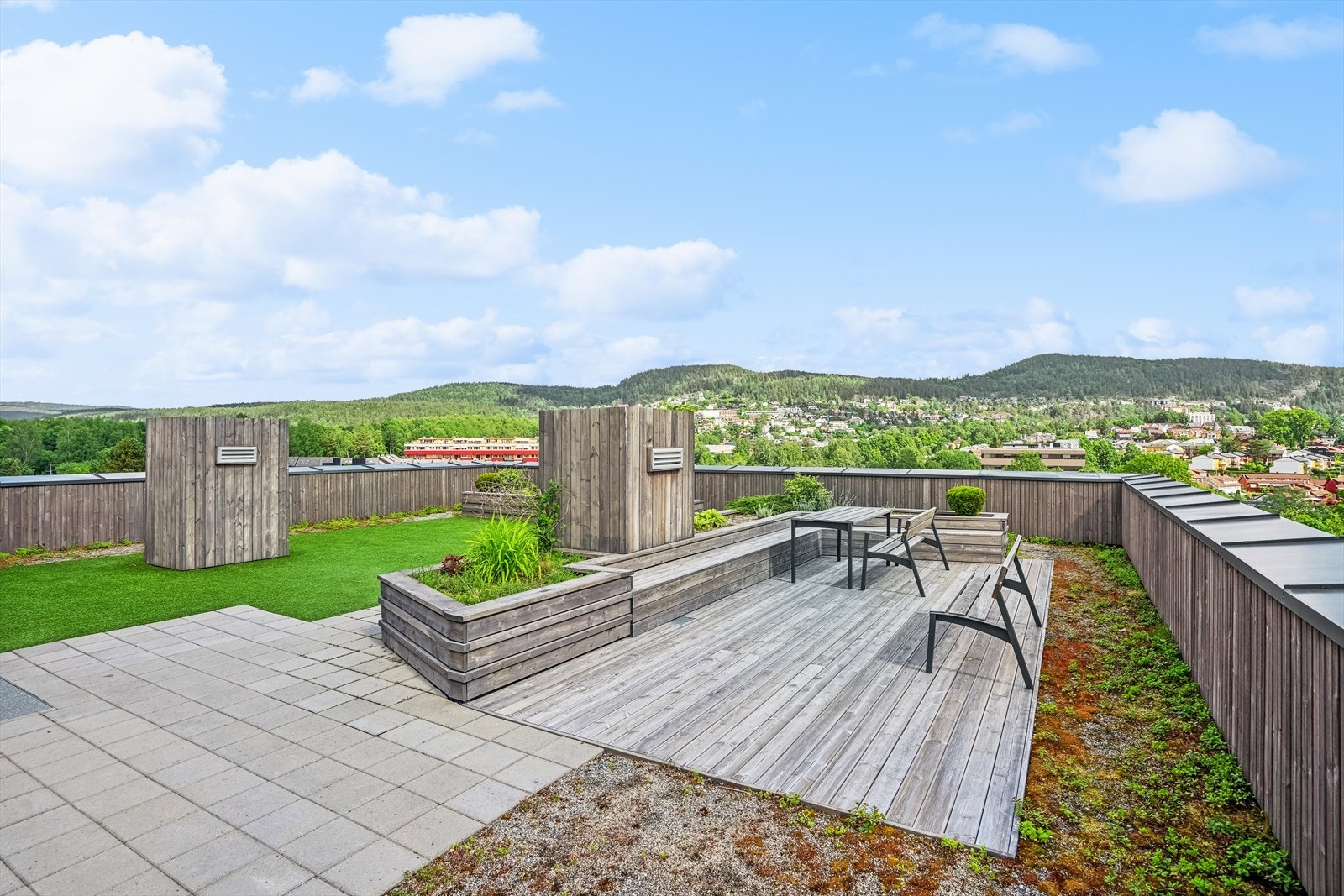 Felles takterrasse i Frysjalia borettslag. Ta turen opp og nyt den unike beliggenheten og uforglemmelige utsikten! Galleribilde