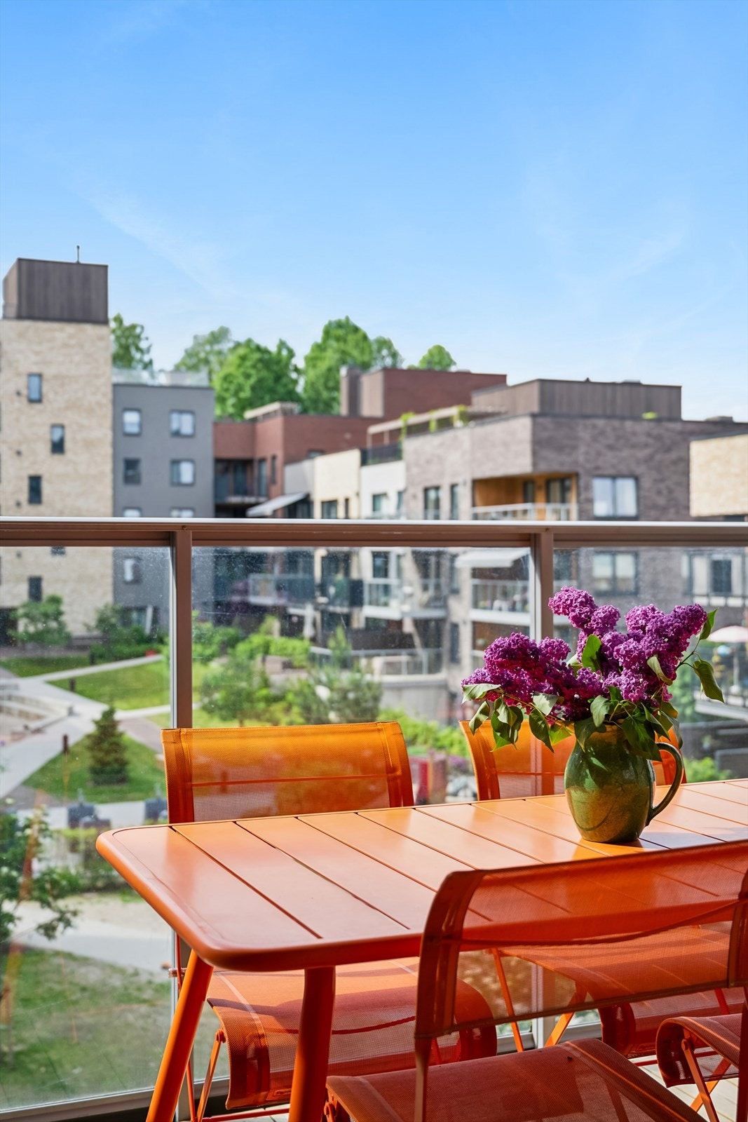 Balkong som vender mot hyggelig bakgård. Galleribilde