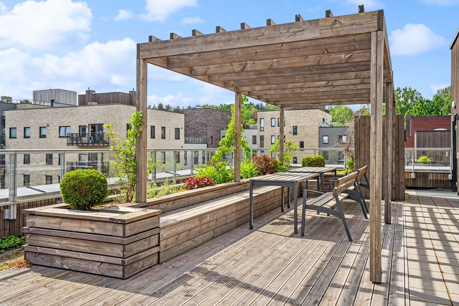 Borettslaget har flere felles arealer, deriblant denne flotte takterrassen. Her kan man nyte hyggelig omgivelser og sol enten alene eller invitere med seg venner og familie. Bør oppleves! Galleribilde