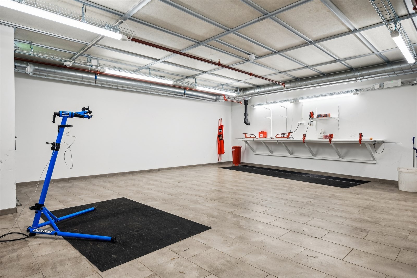 Felles i borettslaget finnes verksted for sykkel og smøring av ski. Galleribilde