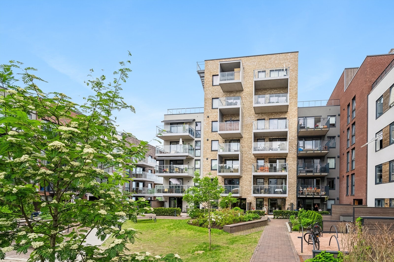 Byggets fasade sett fra fellesarealet. Galleribilde