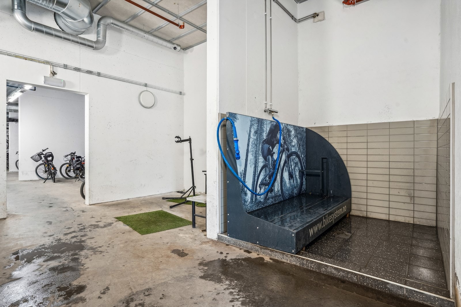 Borettslaget har tilrettelagt godt med både innendørs sykkelparkering og vasking av sykler! Galleribilde