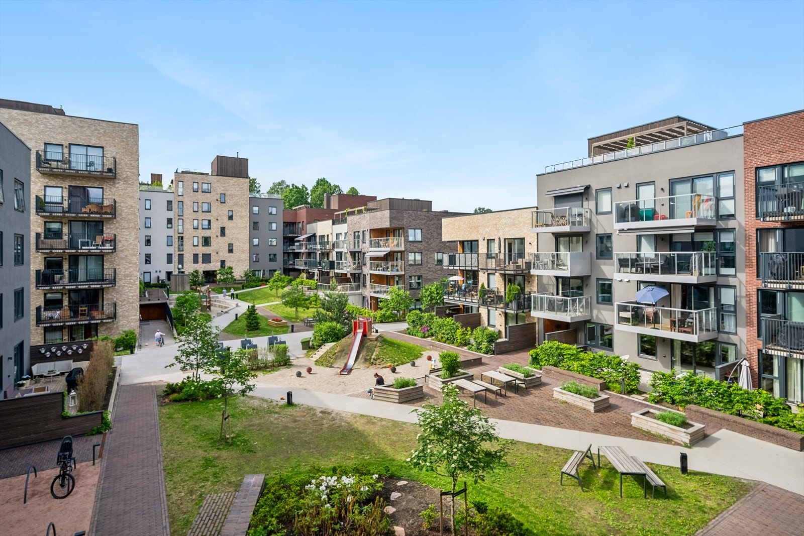 Balkongen vender ut mot rolige omgivelser, og har utsyn over borettslagets fellesareal. Her kan du flytte til et hyggelig familie og barnevennlig område! Galleribilde