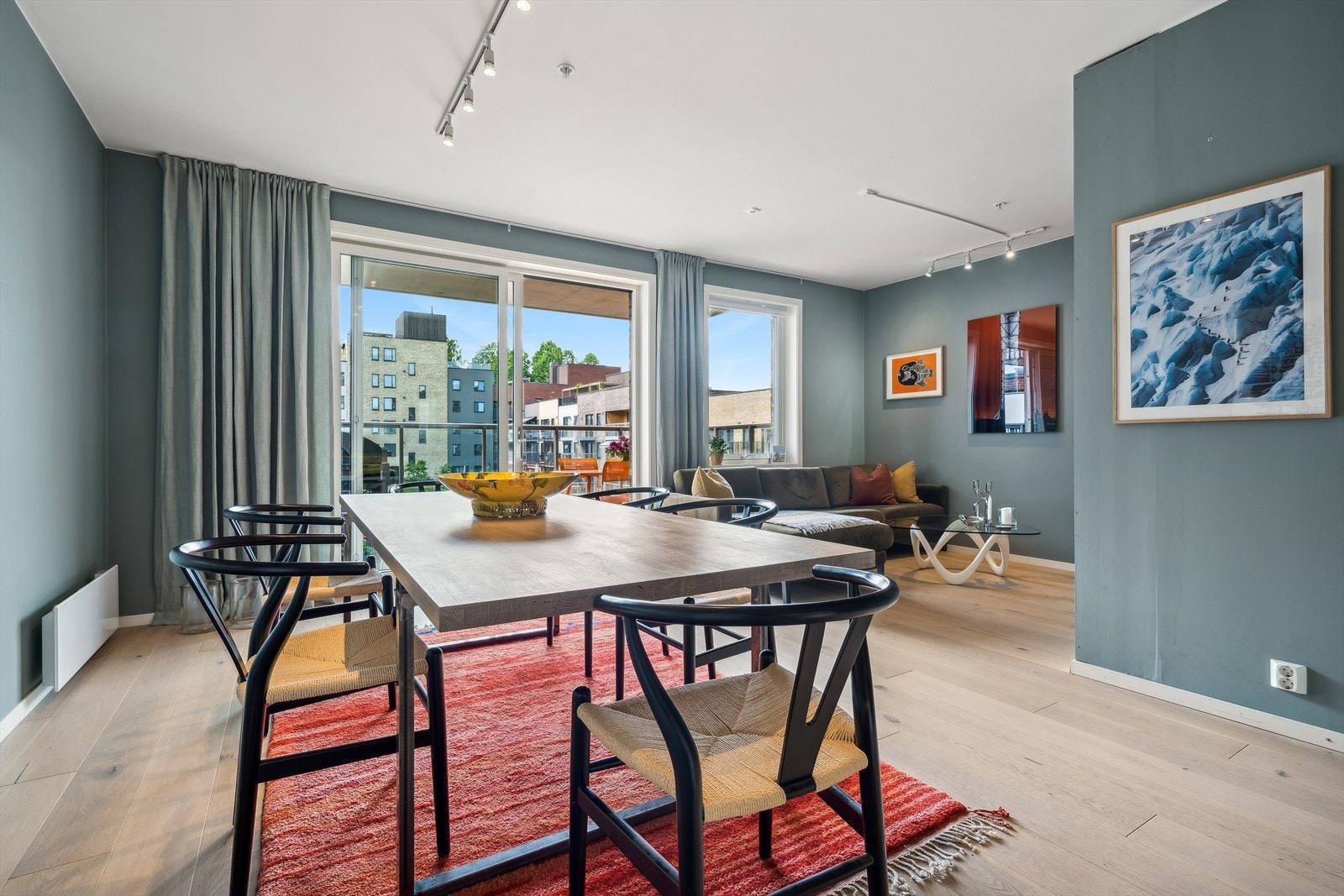 Leiligheten ligger i 4.etasje og har hyggelig utsyn Galleribilde