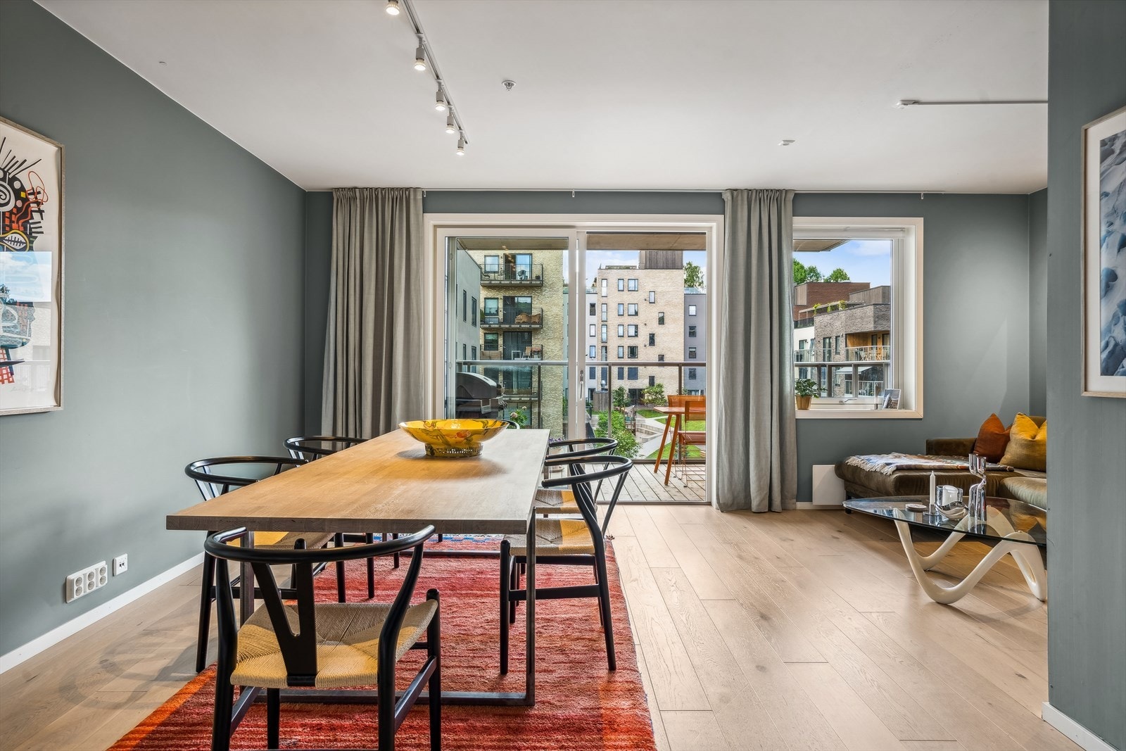 Med en meget god planløsning og pene overflater fremstår leiligheten som moderne og stilren. Leiligheten er opprinnelig en 4-roms, men er idag gjort om til 3-roms da eierne har valgt å utvide stue. Galleribilde