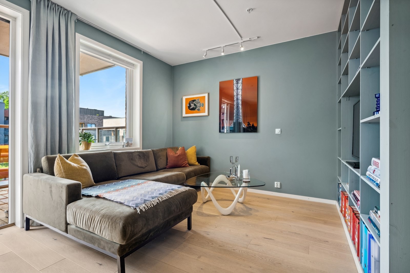 Leiligheten byr på en lys og åpen stue med pene overflater. Galleribilde