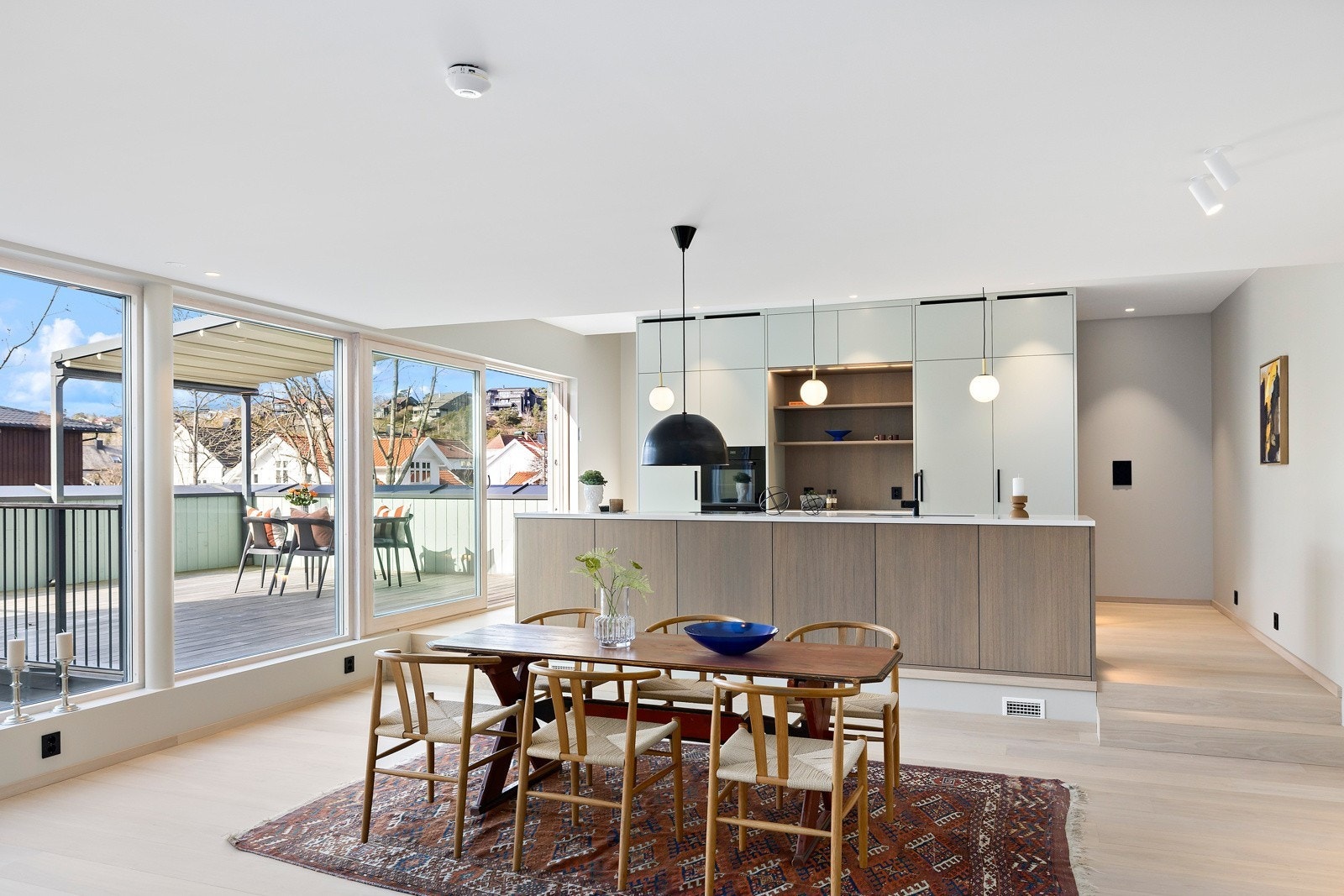 Boligen leies ut møblert. Åpen stue- og kjøkkenløsning i 2. etg. Galleribilde