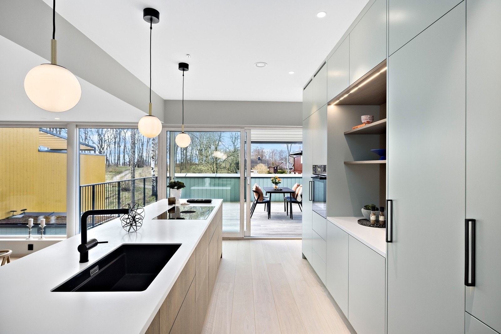 Integrerte hvitevarer fra Miele: kombiskap, oppvaskmaskin, komfyr og steketopp. Galleribilde